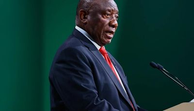 El presidente de Sudáfrica promulga la ley de cobertura sanitaria universal semanas antes de las elecciones