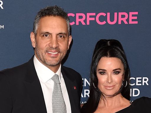 Mauricio Umansky kisses blonde - one year after Kyle Richards split