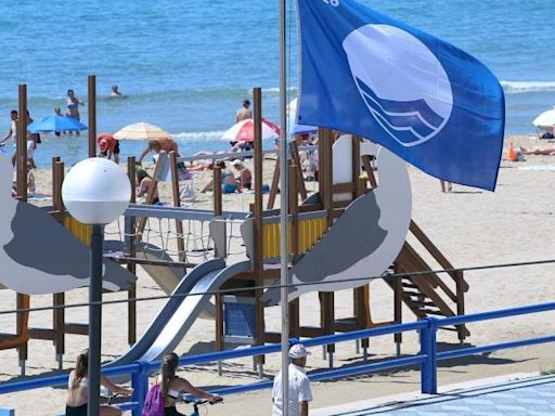 España suma este verano 747 banderas azules: el listado completo de las playas que la tienen