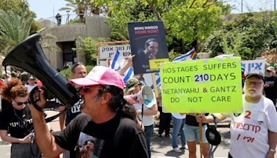Israeli hostage father takes protest to Washington
