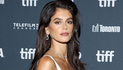 Kaia Gerber Recreated Her Mom Cindy Crawford's 1993 Oscars Look on the Red Carpet