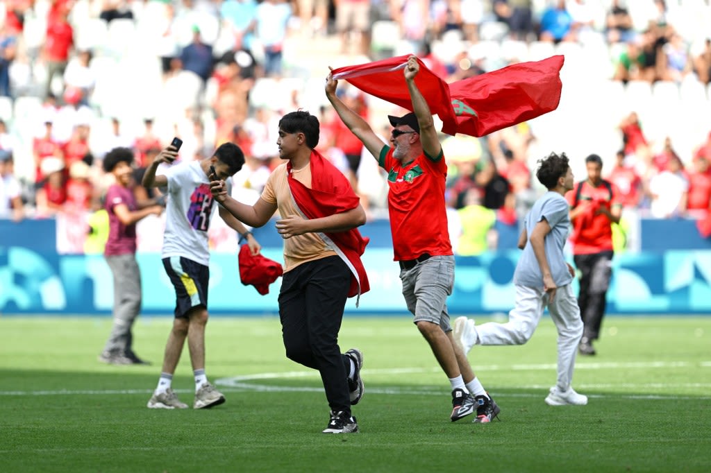 Olympic soccer gets off to violent and chaotic start as Morocco fans rush the field vs. Argentina