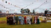 El rector de la Universidad de Oviedo, un exconxurao en Llanera, que tuvo sopa de siglas políticas en la gran cena medieval