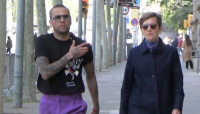 Dani Alves y Joana Sanz, de la mano paseando por Barcelona: las primeras imágenes