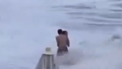 Rusia: estaba con su pareja en la playa, la arrastró una ola y desapareció