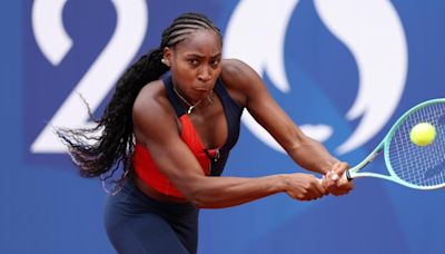 Coco Gauff, abanderada de Estados Unidos junto a LeBron James