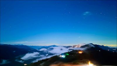 入秋山區雲霧多 頂石棹見琉璃光