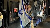 Milei posó con la bandera de Israel antes de disertar en la Conferencia Global en Los Ángeles | Política