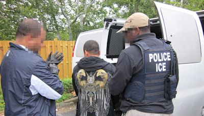 Juez declara inconstitucional tácticas de ICE para ingresar a casas y arrestar migrantes