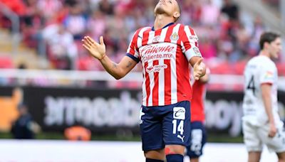 Chicharito rompe el silencio tras ridículas fallas con Chivas; fans lo destrozan