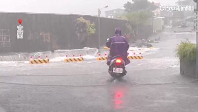 凱米直撲「風雨搖滾區」 宜蘭大溪巨浪險捲騎士