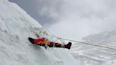 El deshielo del Everest deja al descubierto cadáveres de montañistas y toneladas de basura