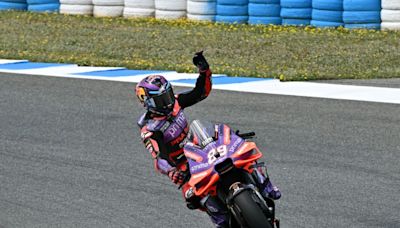 Martín gana el esprint en Jerez en un festival de caídas por la lluvia