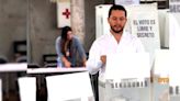 Candidato al Senado Beto Lucatero emite su voto en Peribán