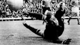 La leyenda que aprendió a atajar con melones y Dibu Martínez pretende emular: Lev Yashin, el único arquero que ganó el Balón de Oro