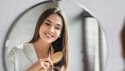 Voici la coiffure super simple qui sera partout cet été et comment la réaliser selon un coiffeur