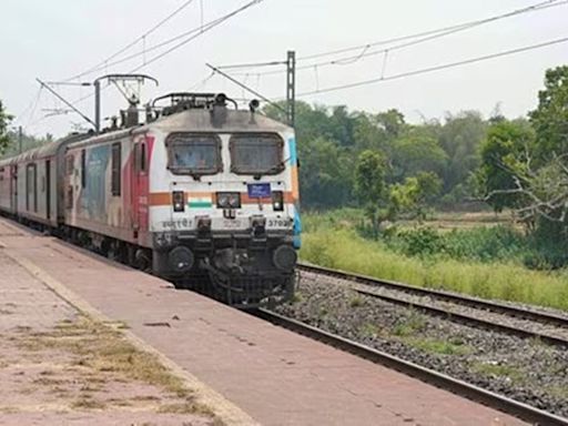 Railway pointsman dies during engine coupling at CSMT
