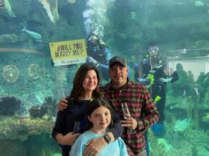 Couple gets engaged in front of shark tank at Pittsburgh Zoo & Aquarium