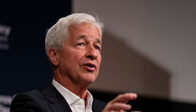 ¿Jamie Dimon aprieta el ‘botón de pánico’? No ve ‘aterrizaje suave’ para EU tras recorte de la Fed