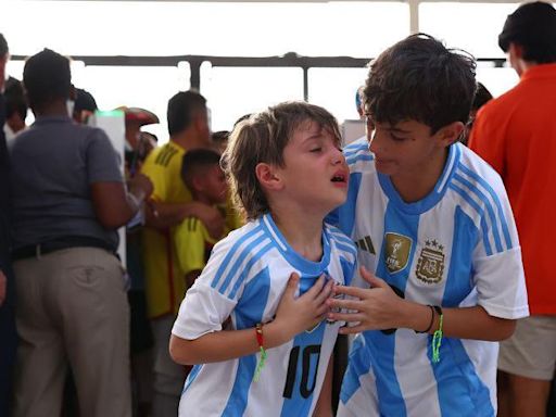 Caos en la final de la Copa América: masivo ingreso de hinchas sin entradas retrasa el inicio del Argentina vs. Colombia