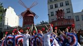 La llama olímpica atraviesa París a once días de los Juegos