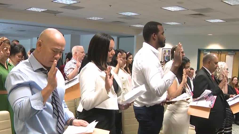 31 new American citizens sworn in during ceremony in Portsmouth