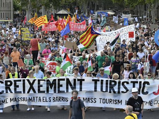 '¡Fuera turistas!': miles marchan en Barcelona contra el turismo masivo