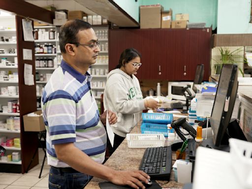 En ciudades de diversas partes de EEUU, los barrios negros y latinos tienen menos acceso a farmacias