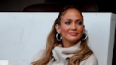 Jennifer Lopez luce un bañador de $100 con joyas de más de $35,000