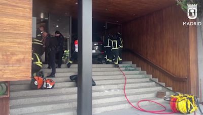 Un vehículo pierde el control y termina en el vestíbulo de un edificio en Madrid