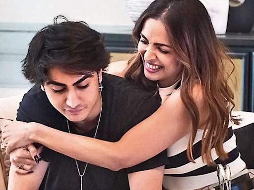 Malaika Arora and son spotted at airport in a baggy look, Arhaan's kind gesture steals the show | Hindi Movie News - Times of India