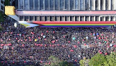 Parada do Orgulho LGBT+ reúne mais de 70 mil pessoas durante horário de pico na Av. Paulista, calcula USP