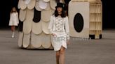 Chanel usa tom lúdico em desfile de alta costura em Paris