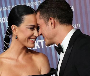 Katy Perry y Orlando Bloom compartieron romántico beso en un yate durante sus últimas vacaciones