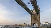 Paraquedistas realizaram voo inédito entre a Tower Bridge