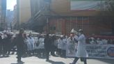 Bloqueo de médicos obstruye el tránsito vehicular en el centro de La Paz - El Diario - Bolivia