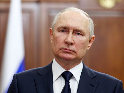 Russland bereitet sich auf jahrzehntelange Kriegswirtschaft vor - Militär sei die "Lokomotive der Wirtschaft", so ein Ökonom