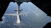 美空軍C-5M運輸機 首為KC-10「反向空中加油」