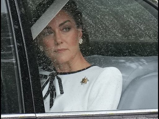 PHOTOS Kate Middleton sublime pour son retour : vêtue de blanc, la princesse souriante auprès de ses enfants