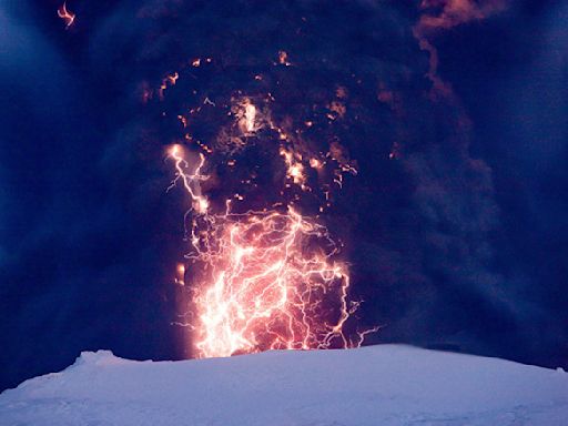 印尼現「火山閃電」奇景！熔岩衝上夜空 劈下紫色閃電 - 搜奇