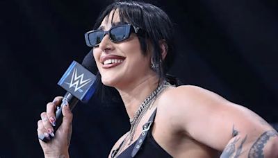 “Te amo Mami” – Leyenda de la WWE rompió en llanto tras confesar amor por Rhea Ripley, le cantó una canción