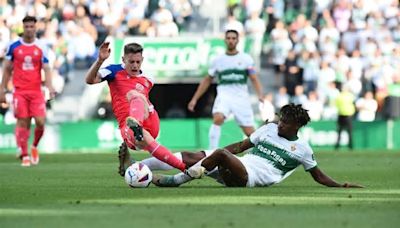 El Espanyol muere en la orilla en Elche