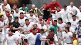 Así ha sido el primer encierro de San Fermín 2024: carrera masificada y "larga vuelta al ruedo" de los toros de La Palmosilla