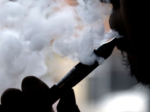 England mulls to ban vaping outside schools and hospitals in a bid to safeguard children