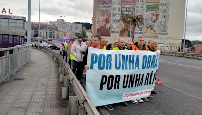 Mariscadores de la ría de O Burgo cortan A Pasaxe: "Necesitamos una salida económica"