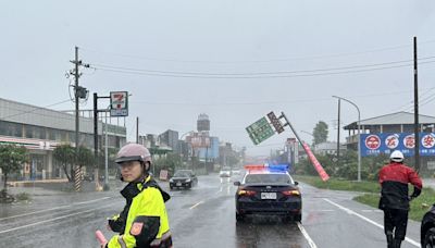 颱風天路牌傾倒 西螺警馳援警戒