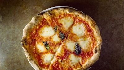 Dia da Pizza: chef de casa premiada no 'Oscar das pizzarias' dá dicas para a massa caseira perfeita