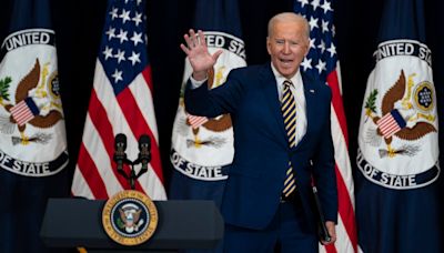 Mayoría de votantes diversos, incluso latinos, votaría por Biden porque Trump apoya eliminar la ciudadanía por nacimiento - La Opinión