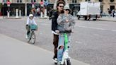 París prohibirá los patinetes eléctricos en sus calles: las causas