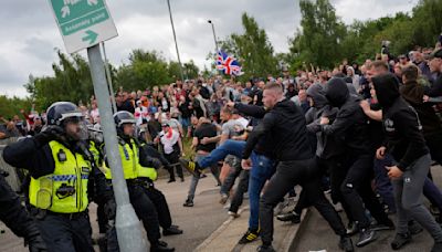 英國暴動升級！極右派份子攻擊庇護者收容酒店1警重傷 英相出面譴責